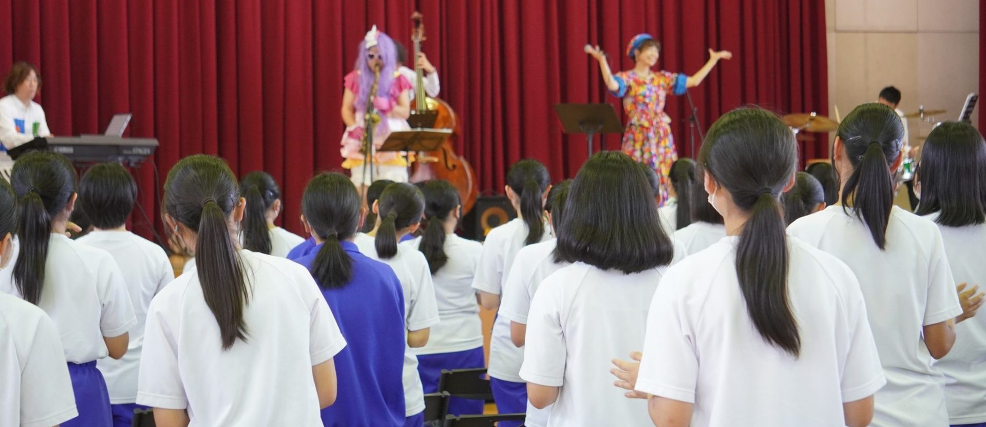 愛知県蟹江町の中学校で芸術鑑賞会