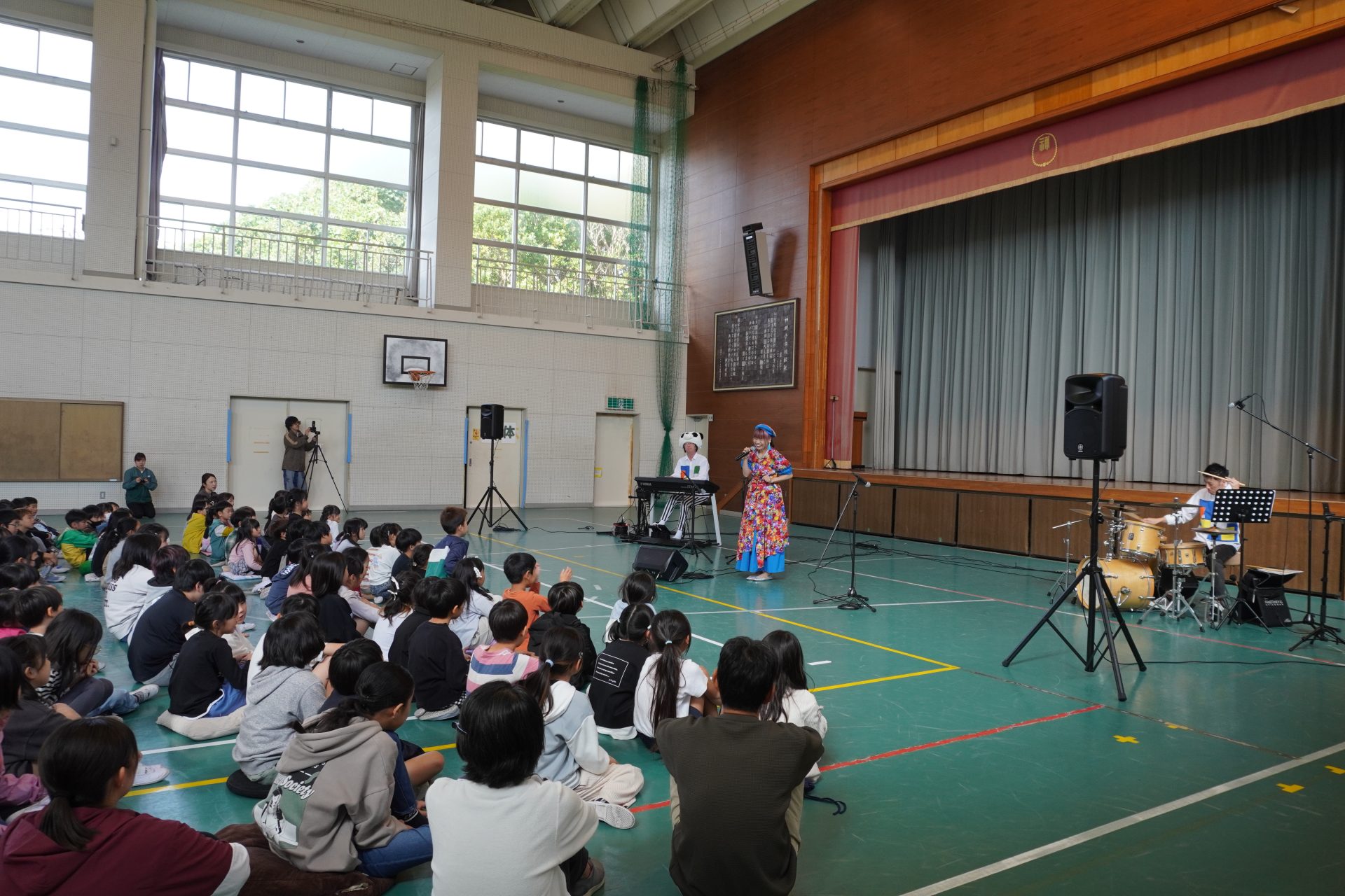 体育館で芸術鑑賞会
