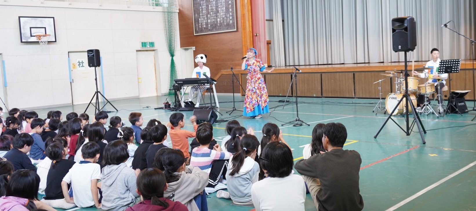 小学校で芸術鑑賞会