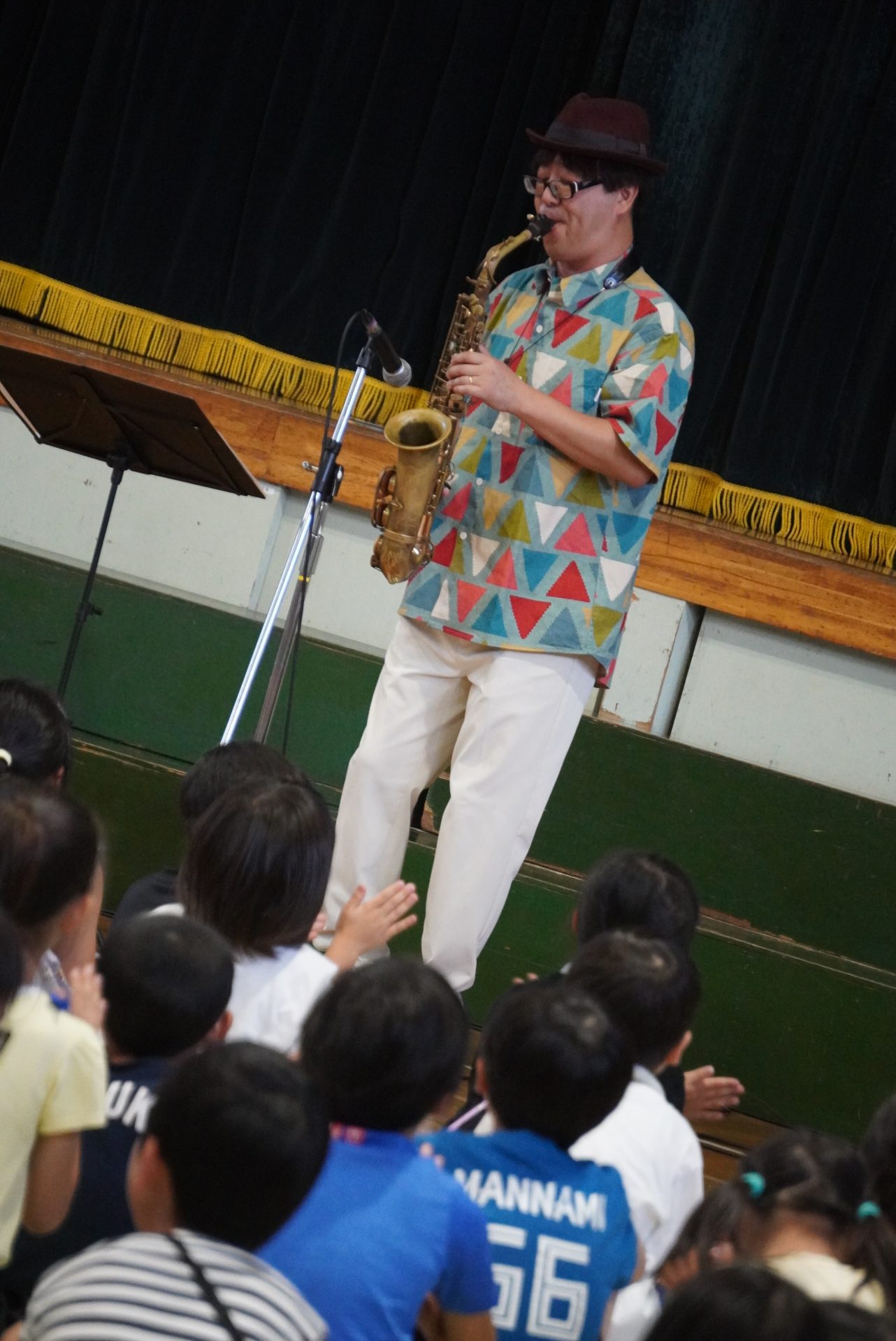 小学校の芸術鑑賞会でサックス