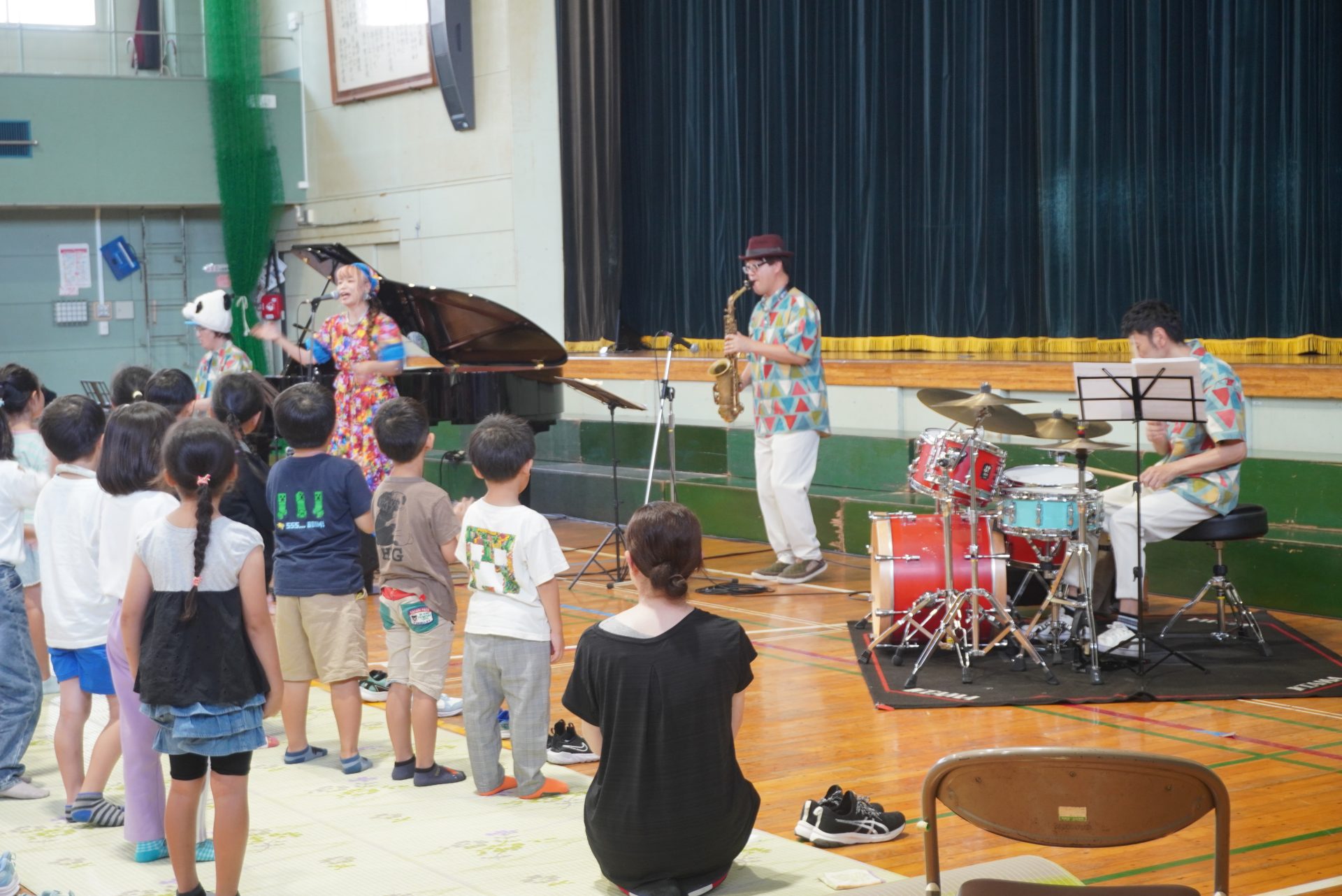 全国の芸術鑑賞会で出張演奏