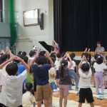 北海道の小学校で芸術鑑賞教室