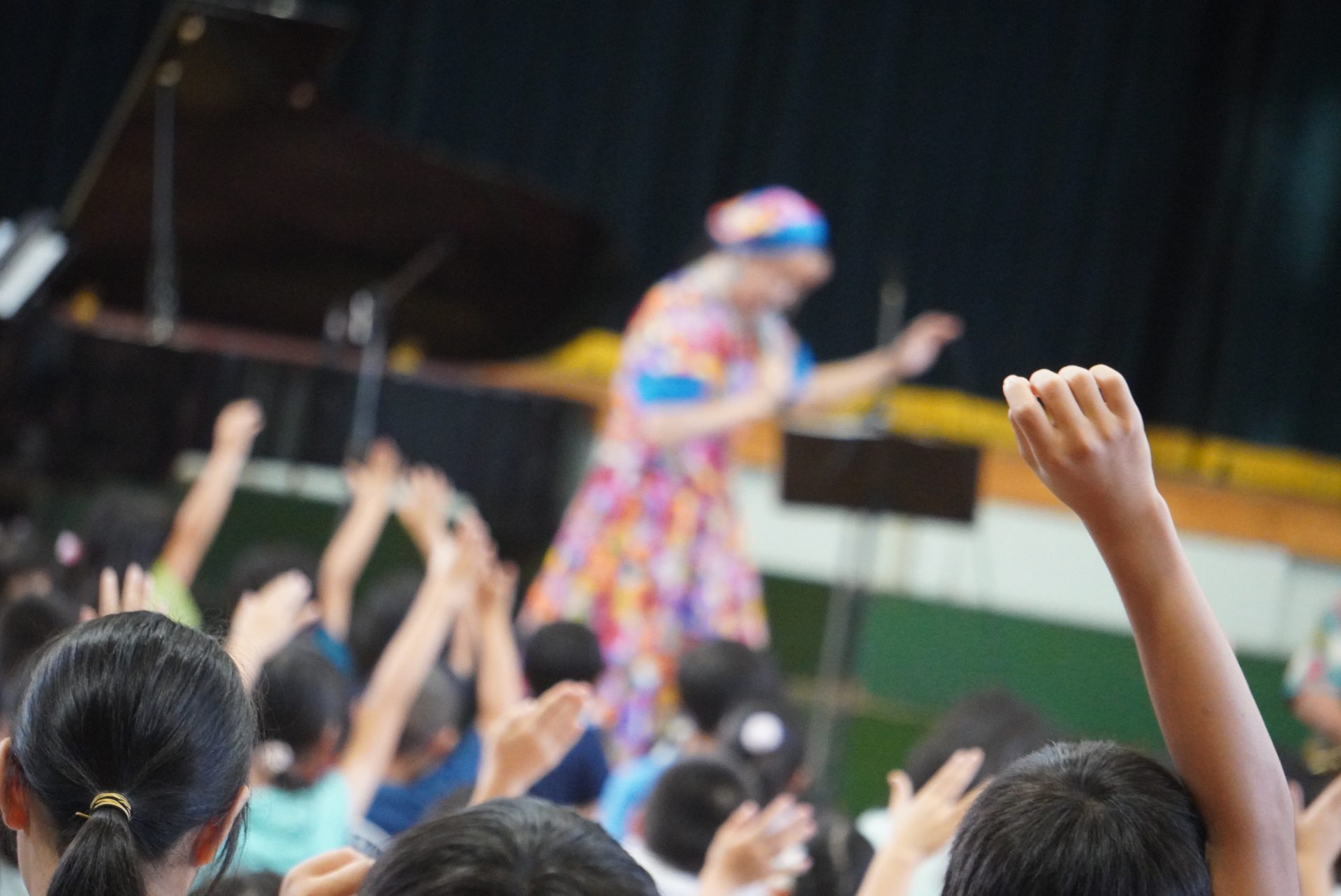 全国の小学校・中学校で芸術鑑賞会