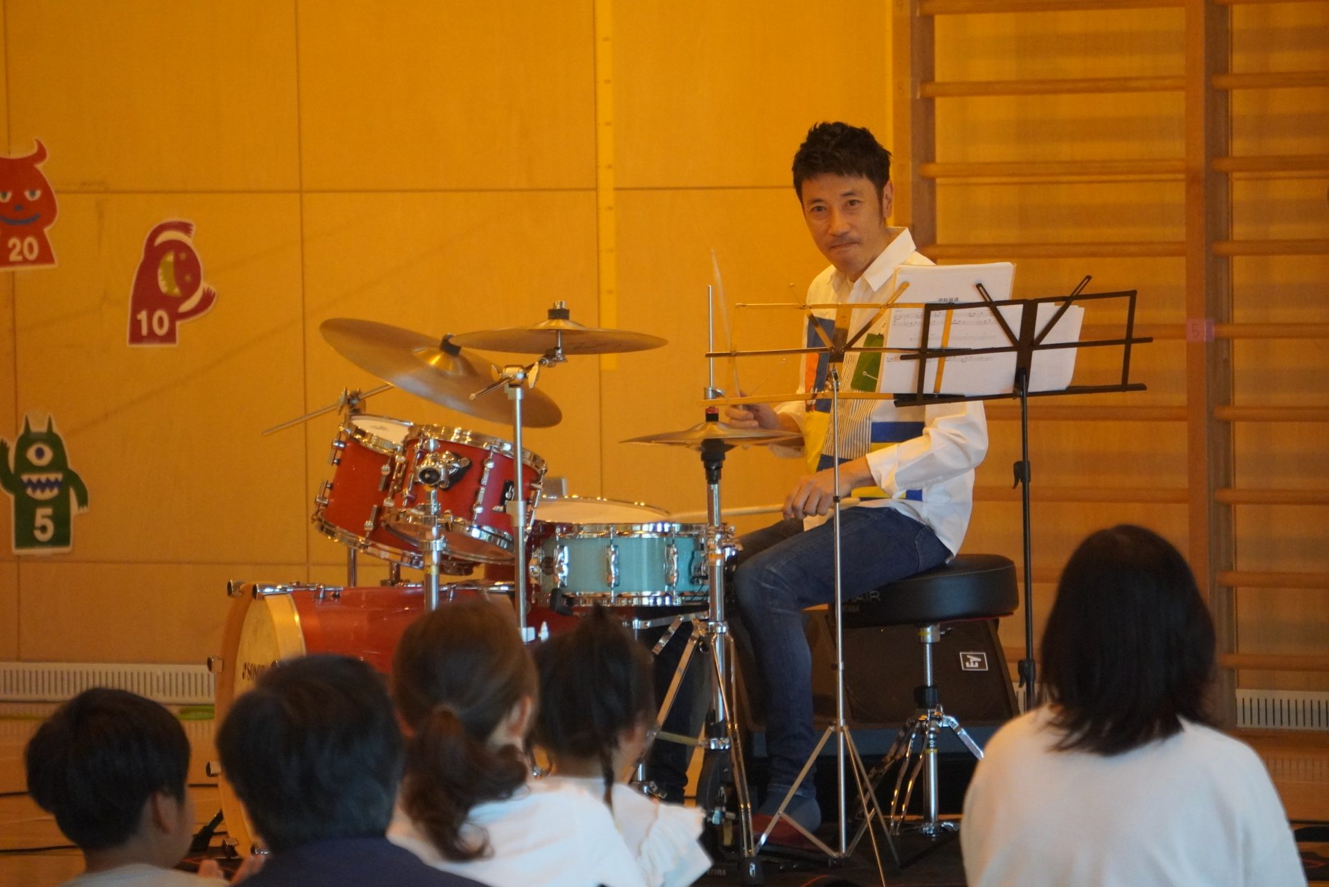 北海道の体育館で芸術鑑賞会