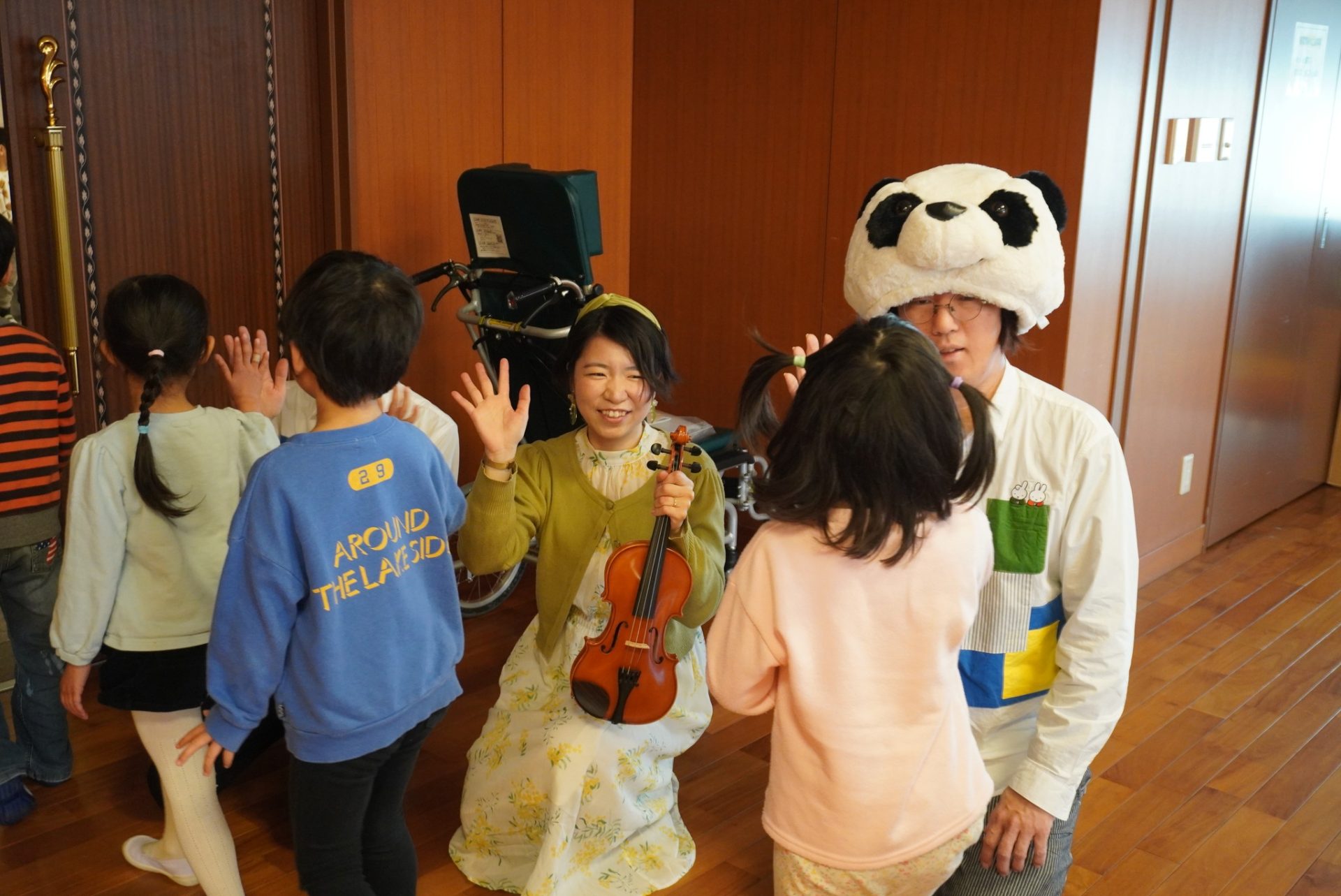 ハイタッチでお見送り