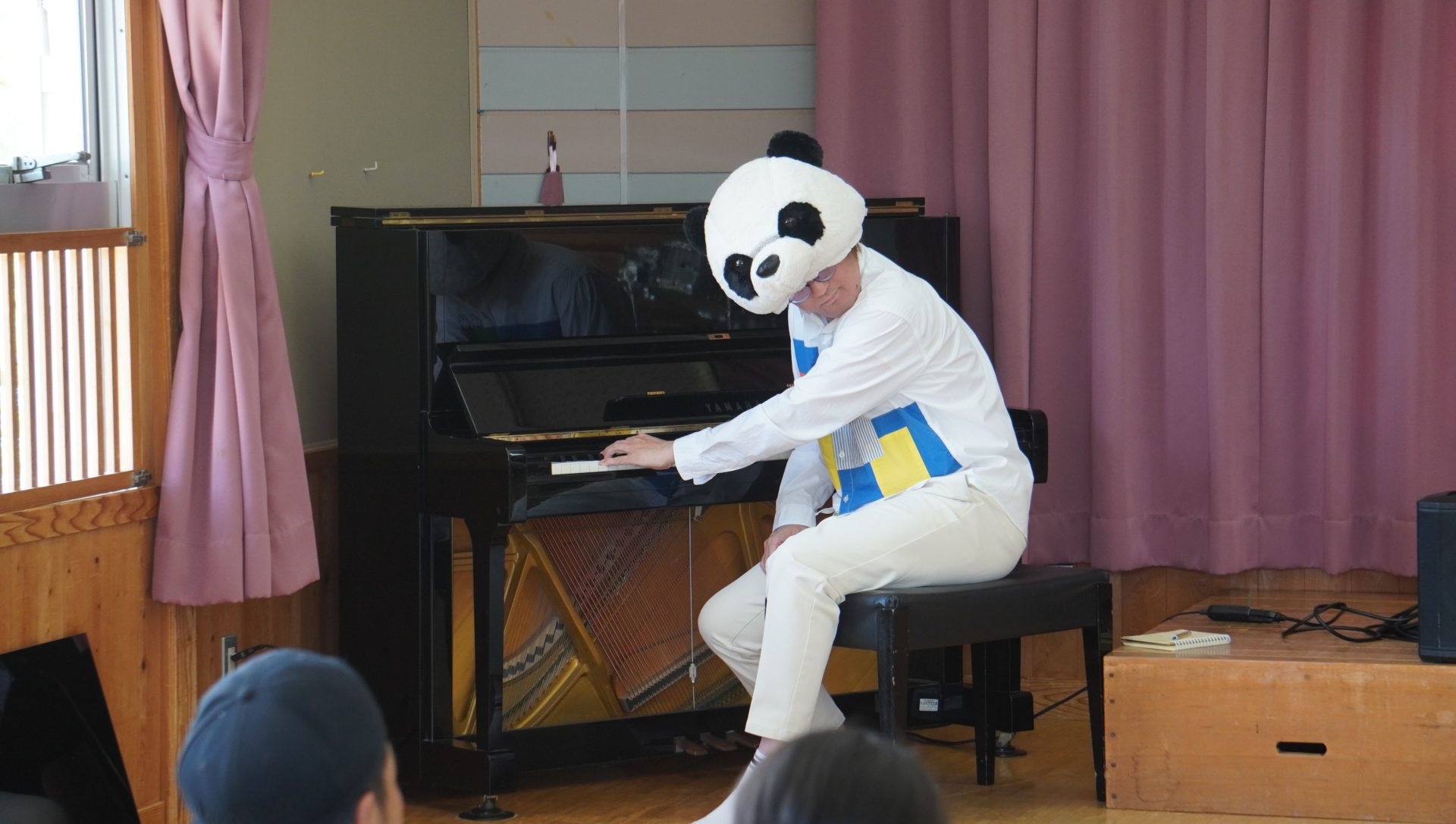 ピアノを演奏するパンダ