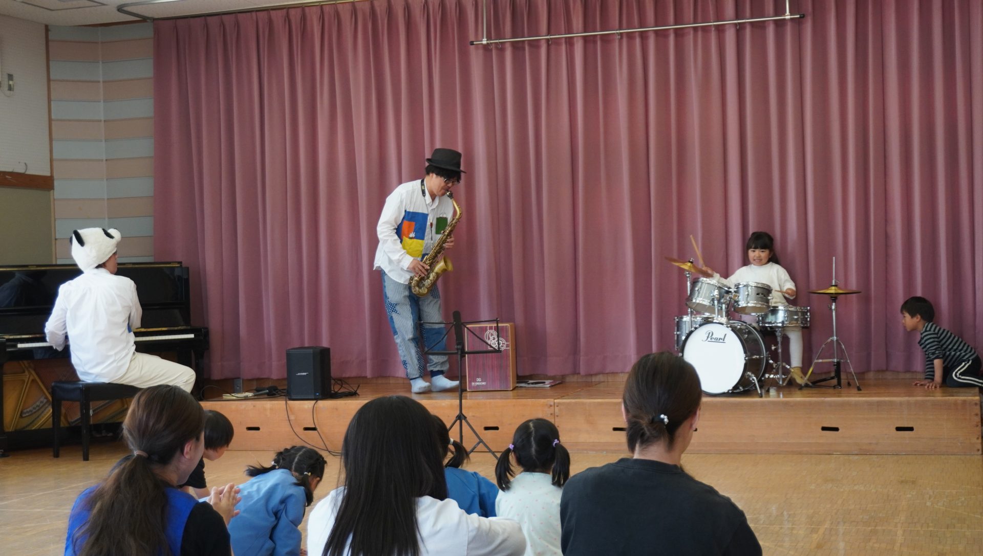 保育園でドラム体験
